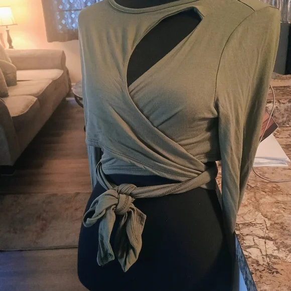 Olive Green Wrap Top. Fashion Nova Sexy Xl - Picture 4 of 5